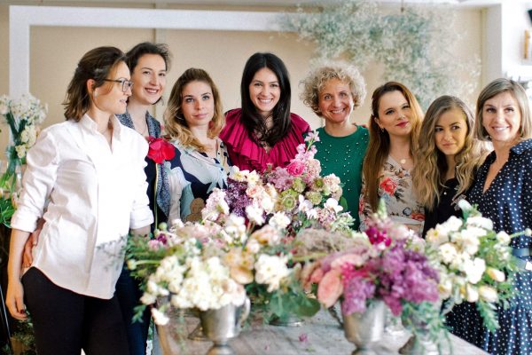 Ioana Uretu (In the center/purple dress) sorrounded by the workshop participants and their floral arrangements.